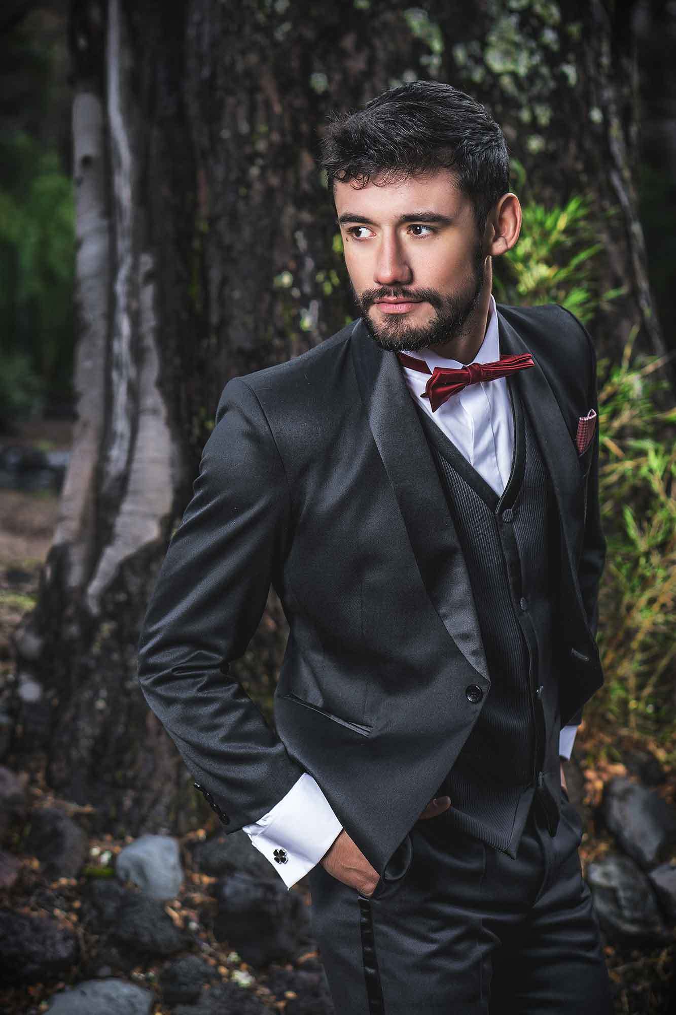 hombre joven vistiendo un terno de novio completo arrendado smoking con humita y pañuelo rojo