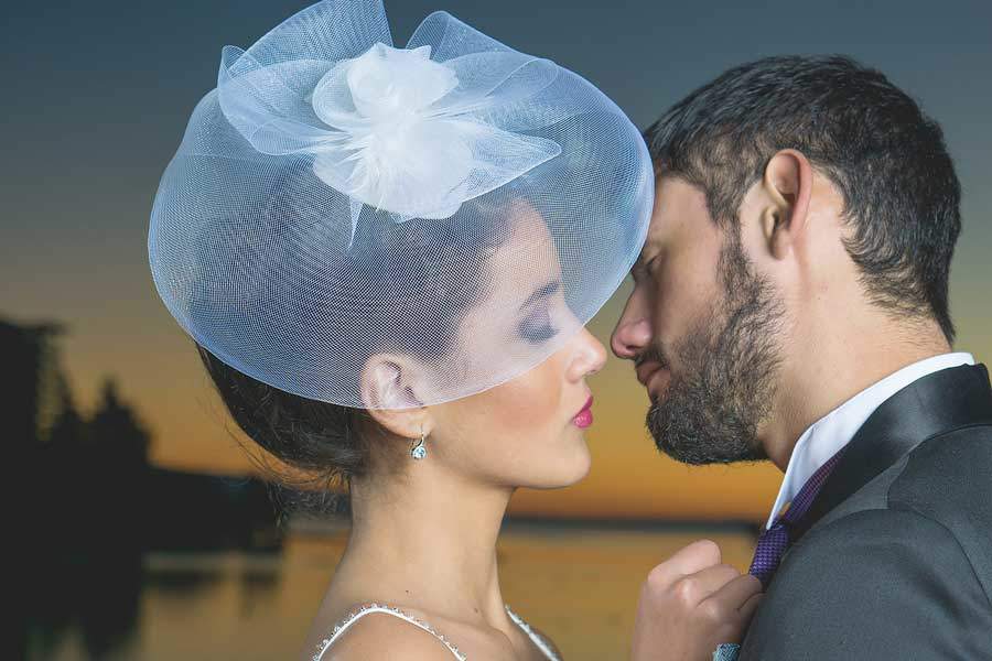 novios besando en el día de su casamiento al aire libre frente a laguna en el sur de chile