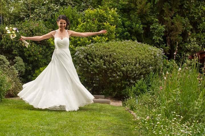 mujer joven con un Vestido de novia simple en jardin