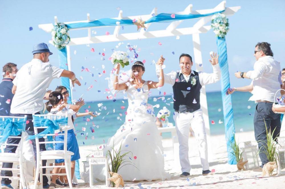 pareja de novios en ceremonia de matrimonio en la playa en punta cana