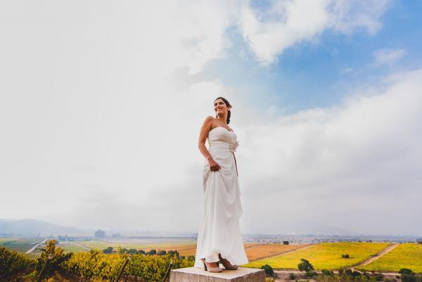 Novia con su Vestido de novia simple de chiffon al aire libre en chile