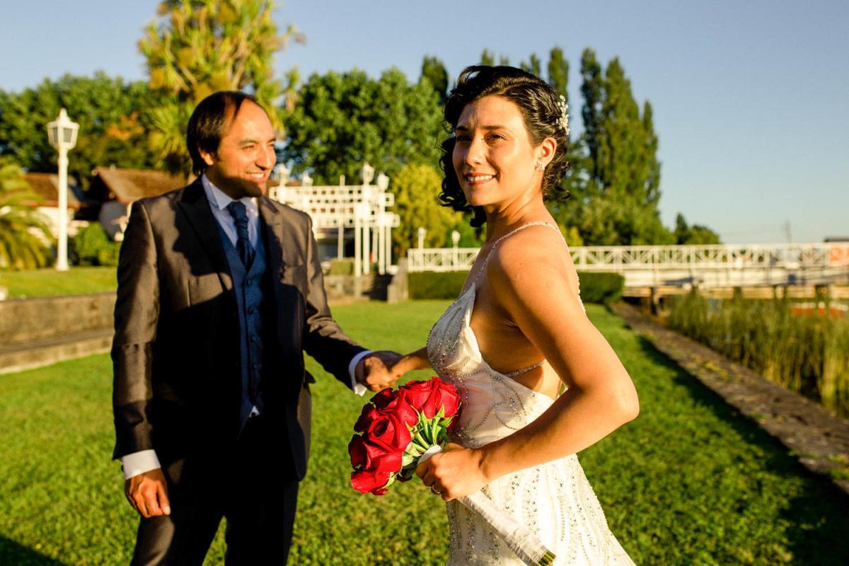 dos personas con ropa de gala para boda en el sur de chile 