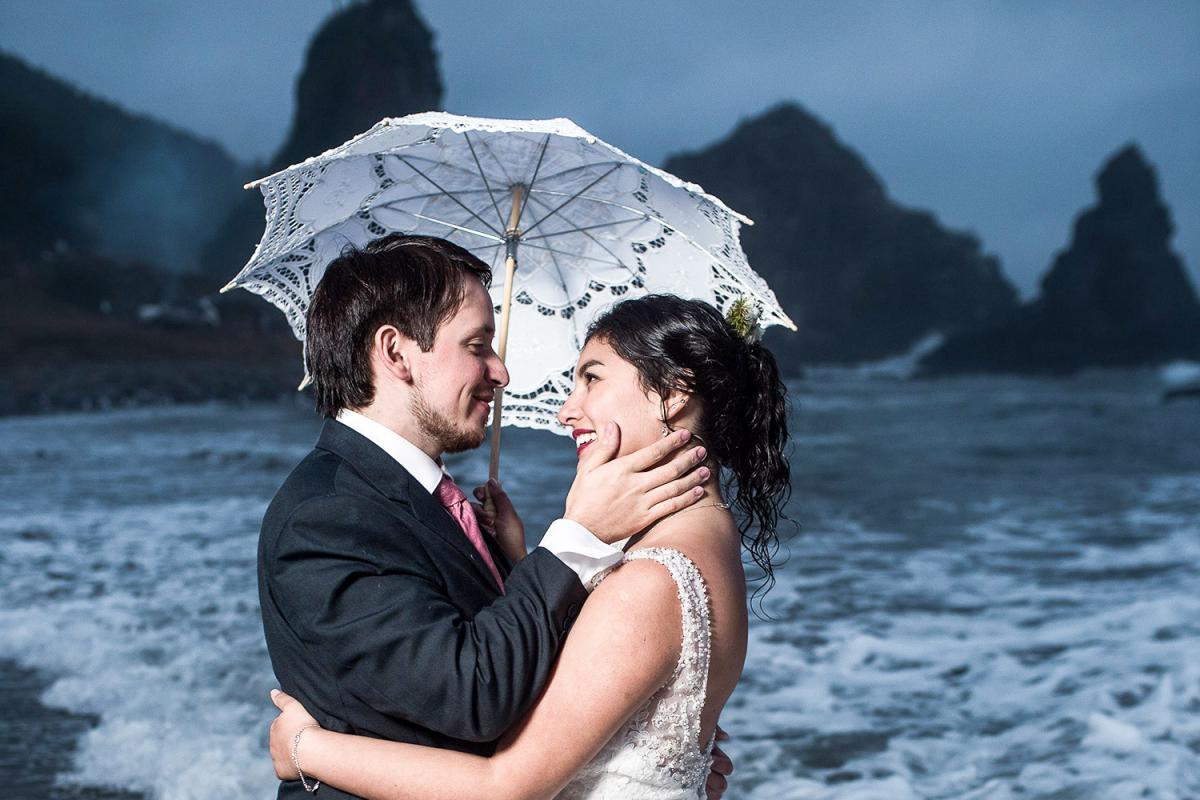 pareja de novios celebrando matrimonio en la playa en chile