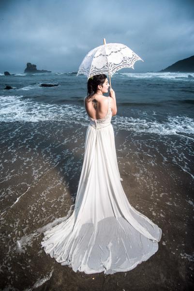 novia con Vestido de espalda descubierta en la playa