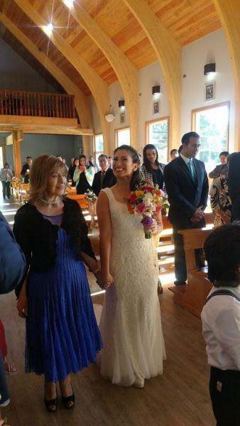 novia Vanessa Quevedo con Vestido de novia corte recto en la iglesia lista para su casamiento junto a familiares en pucon