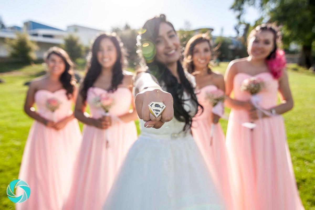 cinco mujeres al aire libre celebrando un casamiento en chile novia vestida de blanco juntamente con sus amigas y damas de honor vestidas de rosado
