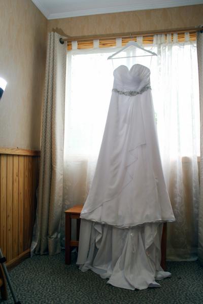 Vestido de novia strapless colgado listo para la boda