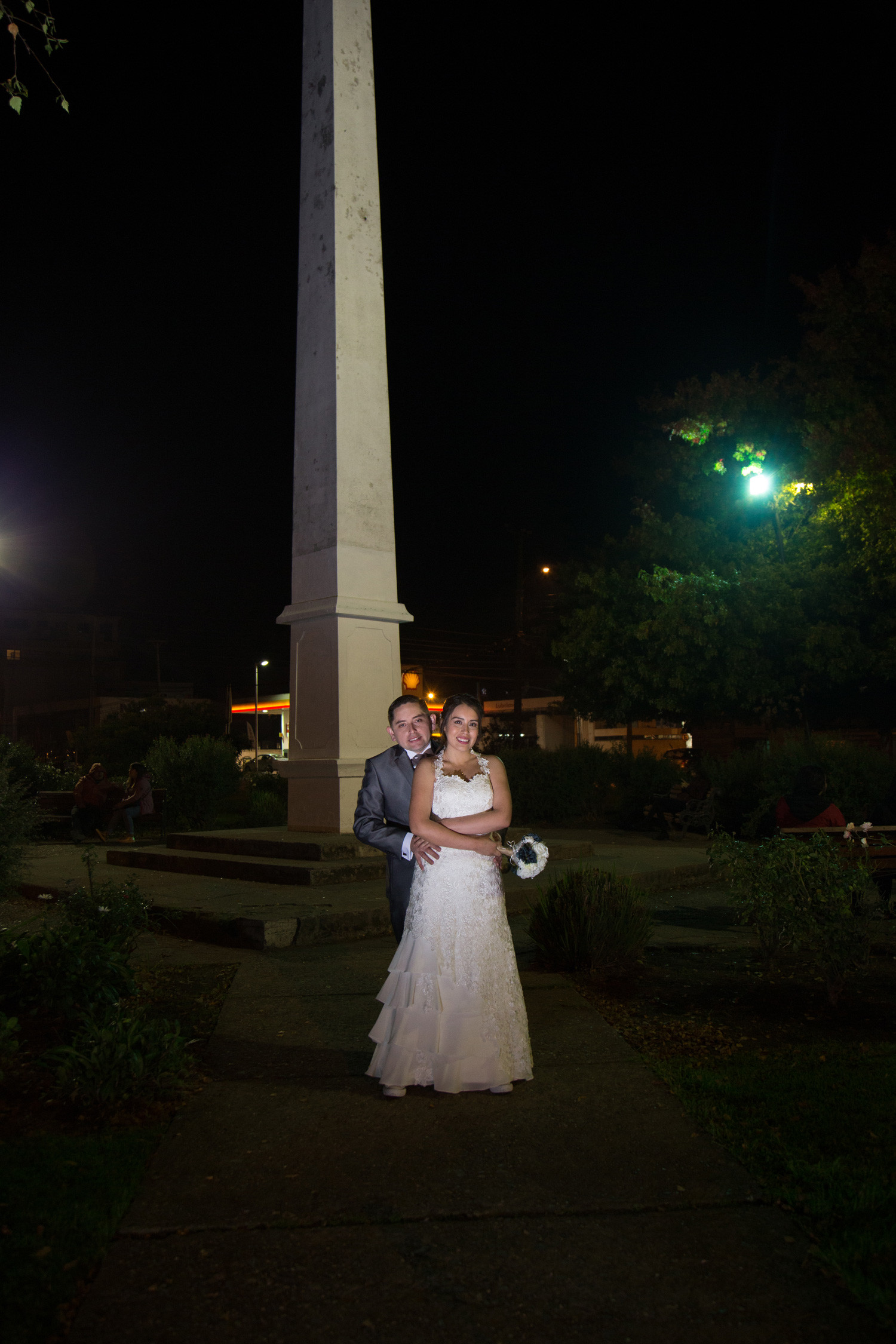 Novios en el día de su boda delante de un obelisco