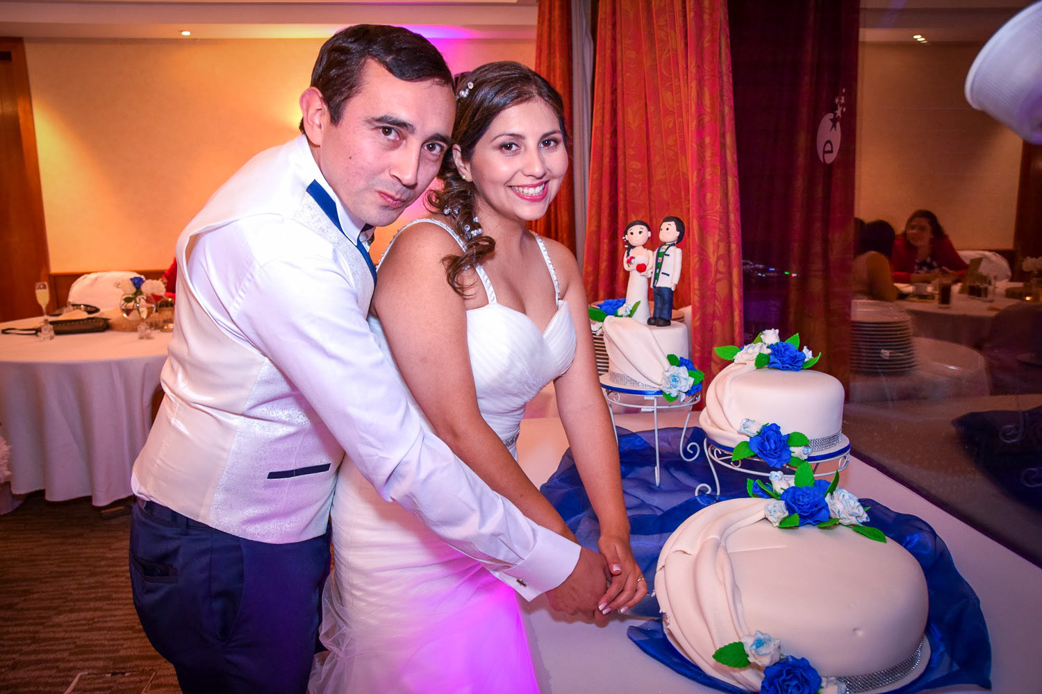 novios en la fiesta de bodas cortando la torta de matrimonio