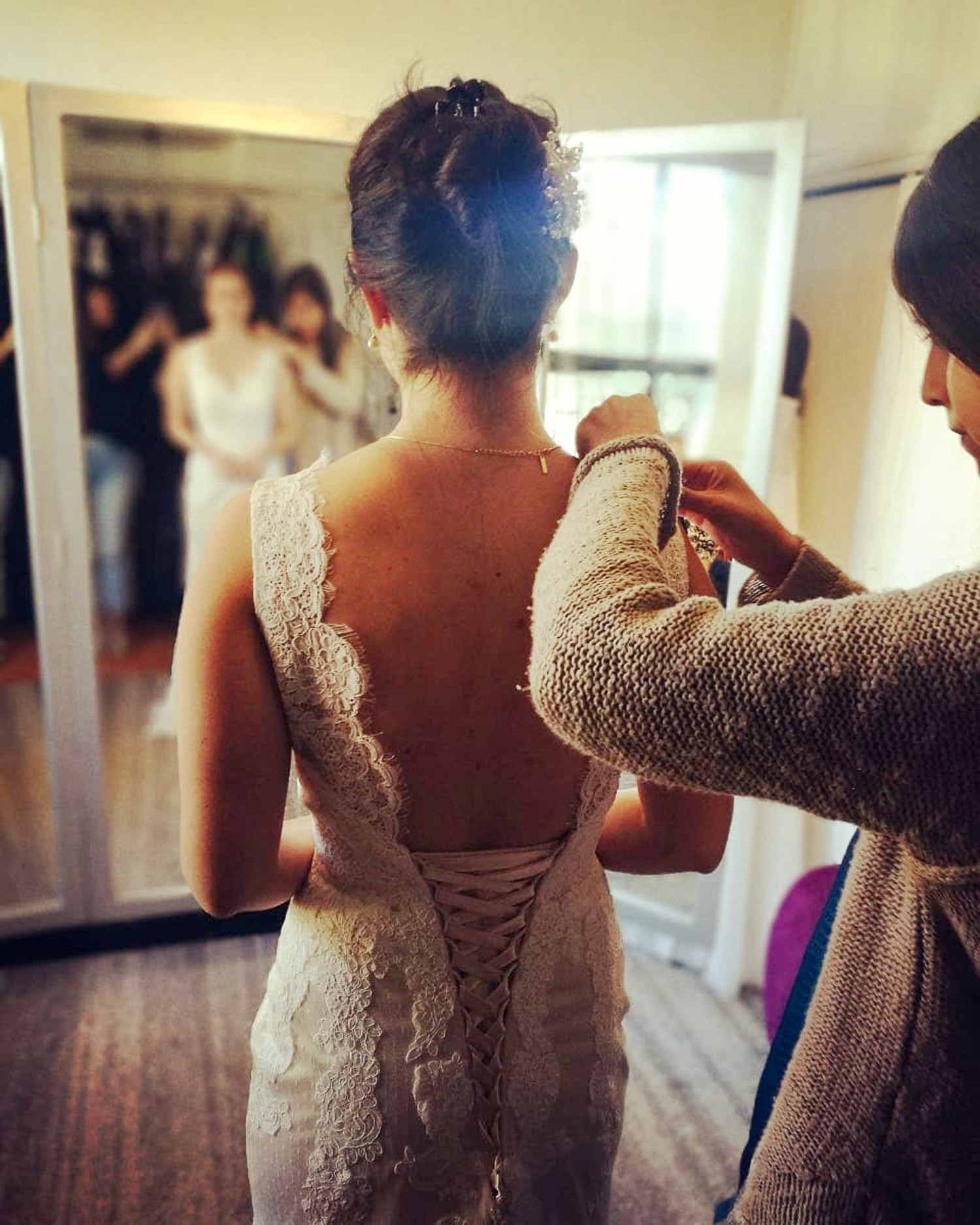 Espalda escotada en vestido de novia color marfil