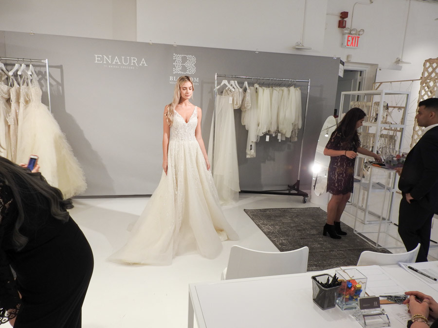 Modelo con vestido de novia de Enaura de tul con escote en V color marfil en el NY Bridal Fashion week 2017
