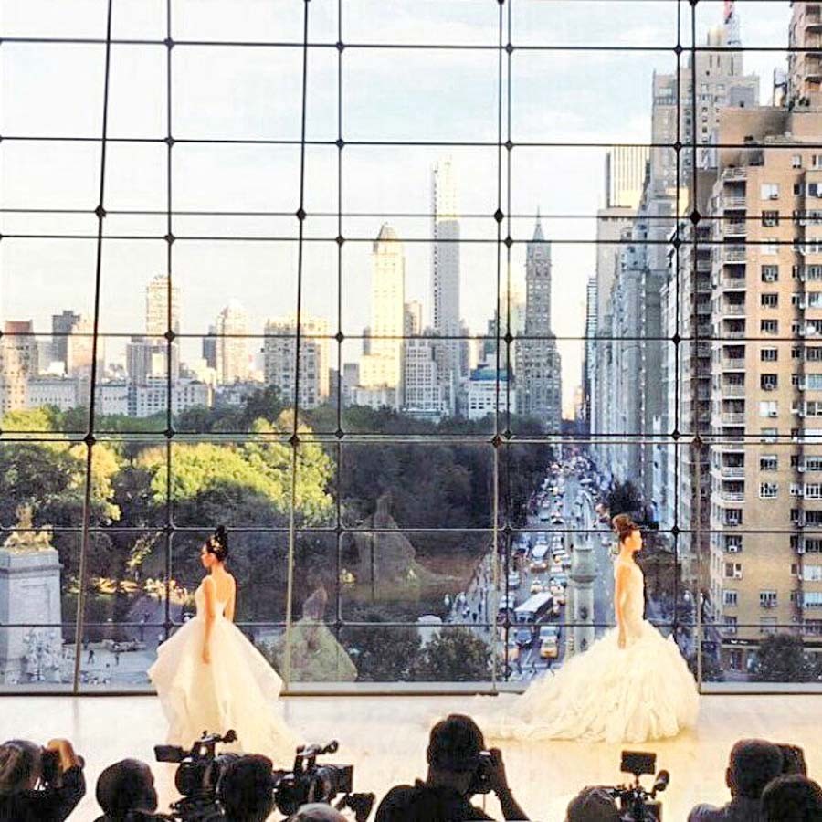 dos modelos desfilando con vestidos de novia princesa en la pasarela del new york bridal fashion week 2017