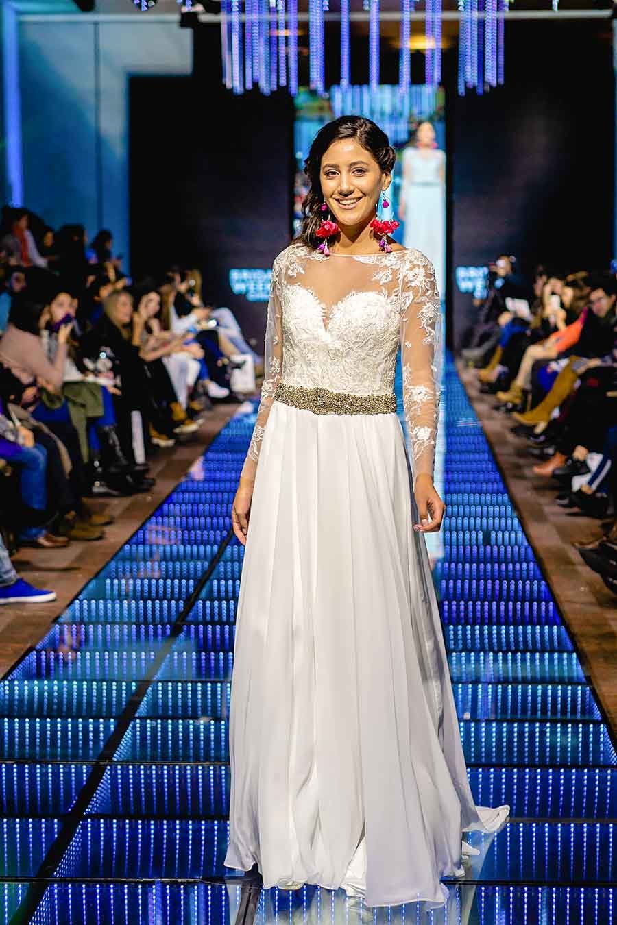 Modelo con vestido de novia con mangas corset en el bridal week chile 2018