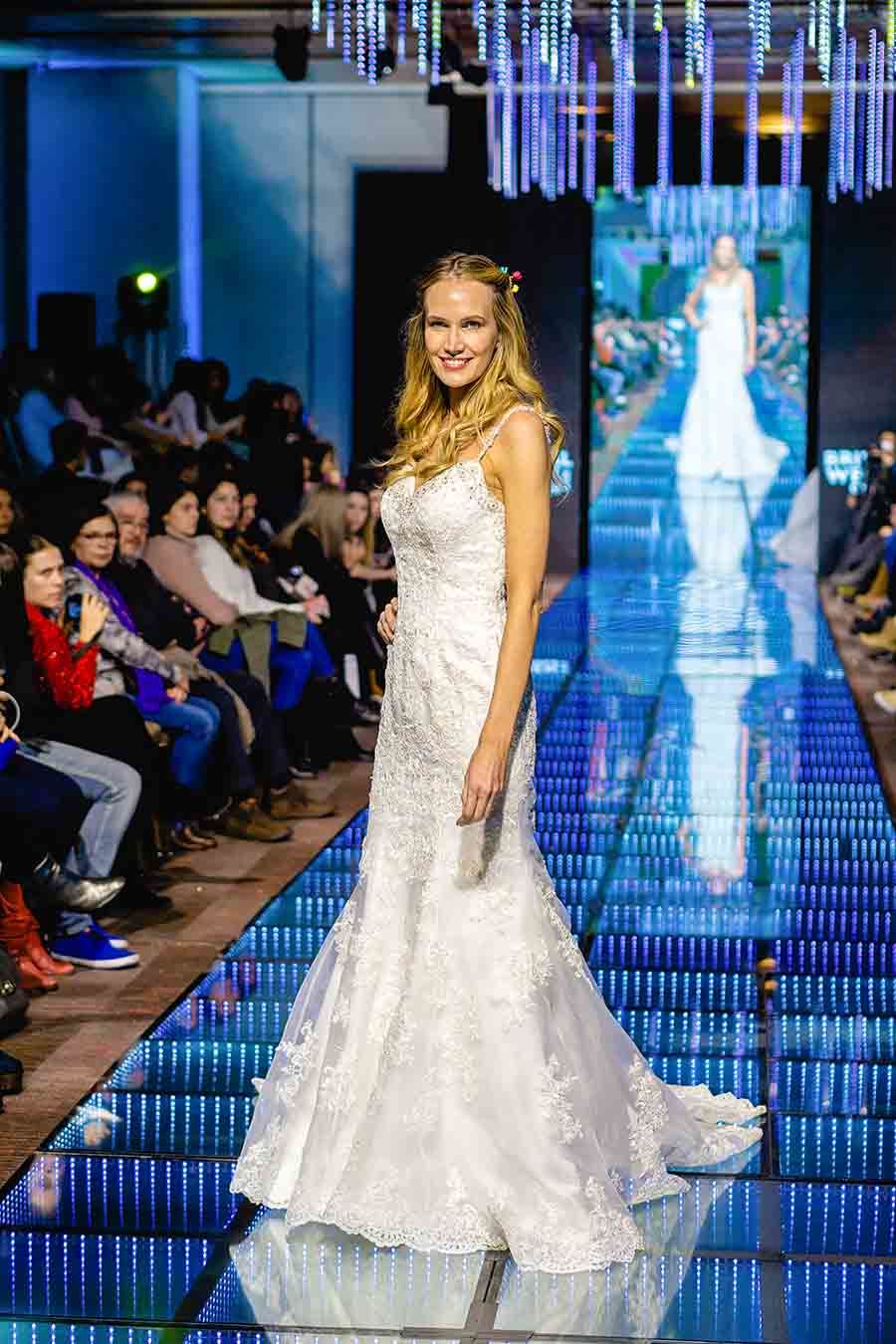 Modelo con vestido de novia blanco en el Desfile del bridal week chile