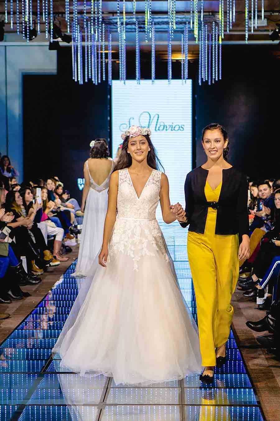 Diseñarora Marite juntamente con modelo Catalina Madrid Salinas con vestido de novia en la pasarela del Desfile de Somos Novios en el Bridal Week Chile 2018