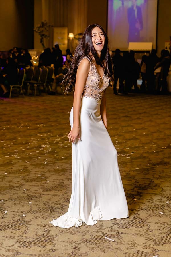 modelo con vestido de novia blanco champagne liso de seda aire libre en osorno