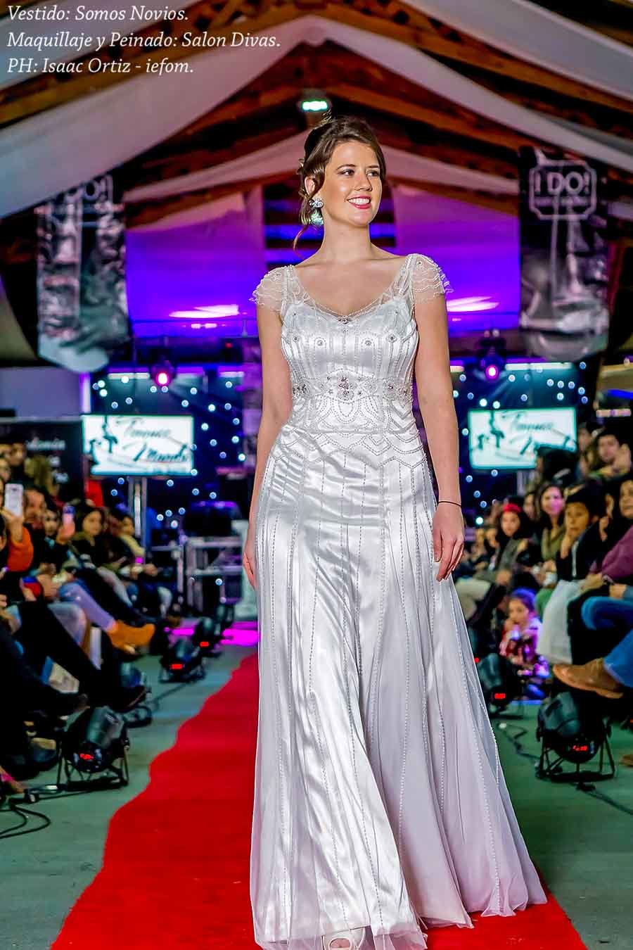 mujer modelo vestida con ropa de novia desfilando por la pasarela del evento Expo Novios Temuco 2017