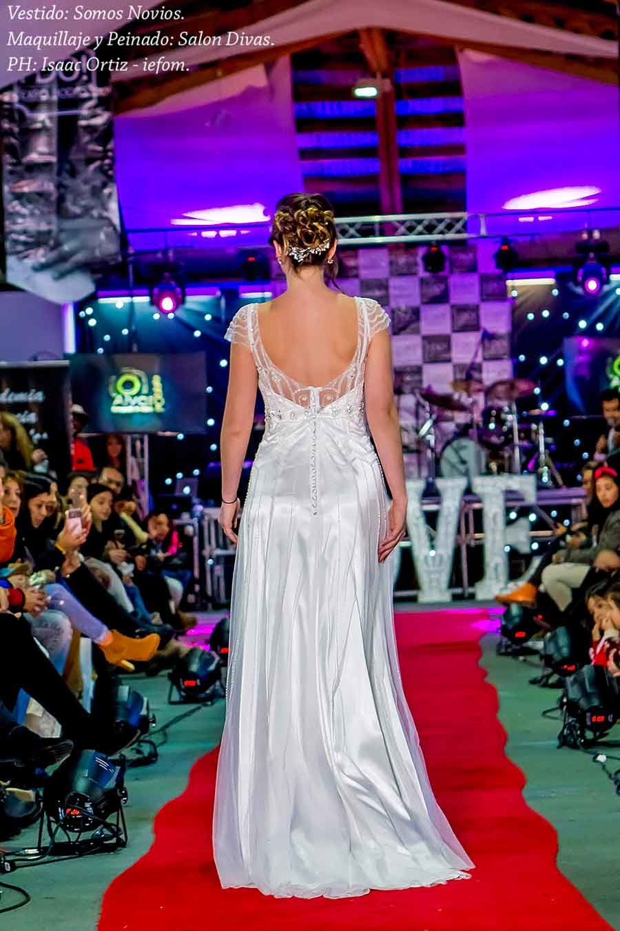 mujer joven con vestido de novia espalda abierta satin en la expo novios temuco 