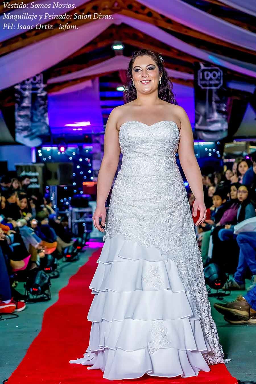 hermosa mujer grande con vestido de novia xl desfilando en la pasarela del expo novios en temuco 