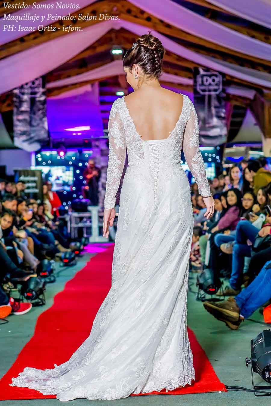 modelo con vestido de novia espalda abierta con mangas y cola blanca 