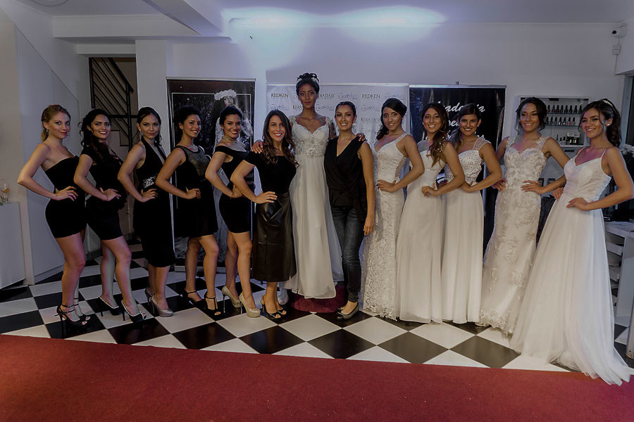 Diseñadora de Somos Novios, Marite, juntamente con modelos en la inauguración del salón de belleza divas en Temuco
