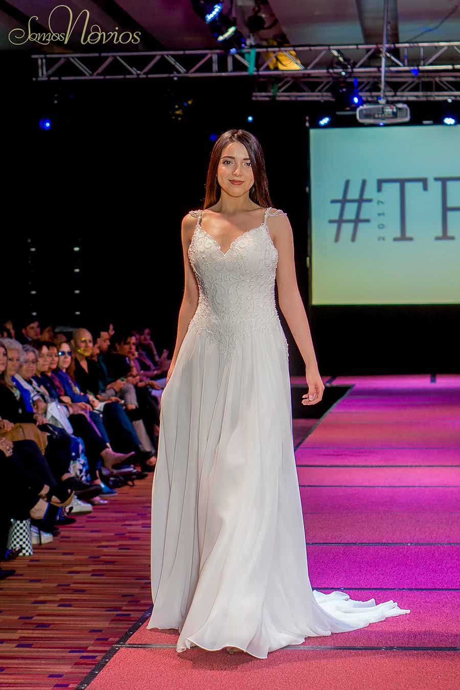 Modelo con Vestido de novia chiffon escote princesa y cadenitas en los ombros en la pasarela del Temuco Fashion Show 2017