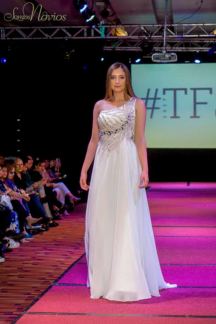 modelo desfilando en la pasarela del temuco fashion show con Vestido de novia escote asimétrico con aplicaciones bordadas