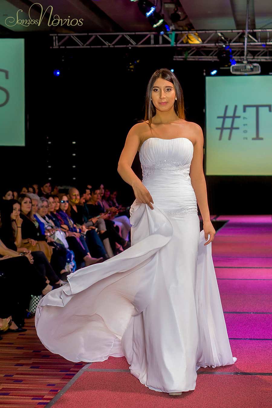 Modelo de Somos Novios con Vestido de novia blanco escote palabra de honor en el evento temuco fashion show 2017