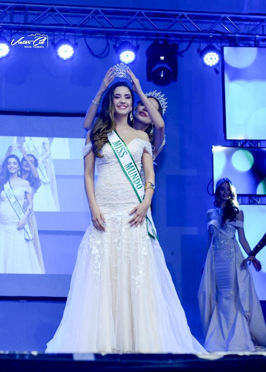 Josefina Riadi ganadora del Miss Mundo Sur Chile 2018 con vestido trompeta, color champagne de tul y con aplicaciones bordadas a mano