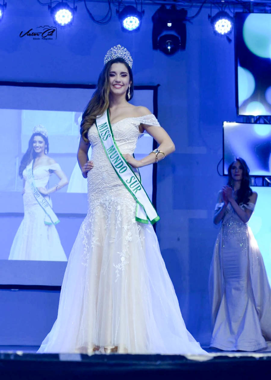 Modelo Josefina Riadi ganadora de Miss Mundo Sur 2018 con vestido trompeta diseñado por Marite de somos novios