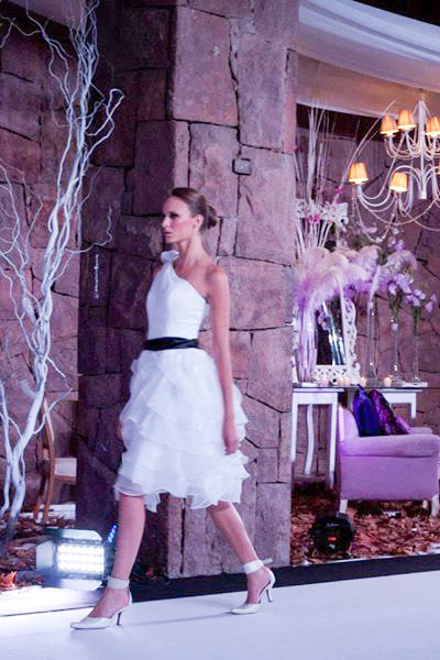 modelo desfilando con un vestido de novia corto en la exponovios 2012