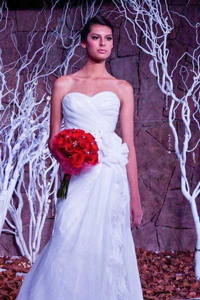 Modelo desfilando con un vestido de novia en la pasarela de la exponovios 2012