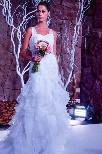 modelo desfilando con vestido de novia en la exposición exponovios casa piedra en 2012