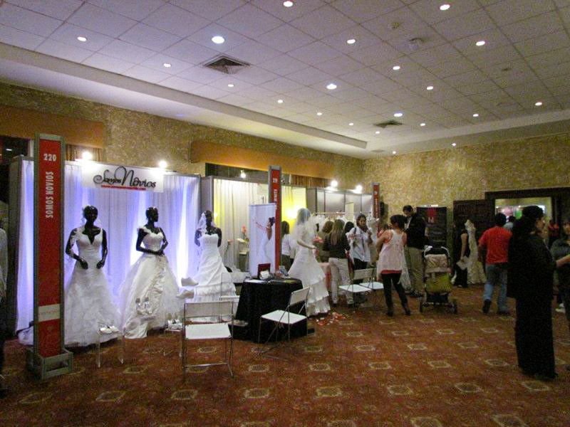 Stand de Somos Novios presentando algunos vestidos de novia en la exponovios 2012 en casa piedra