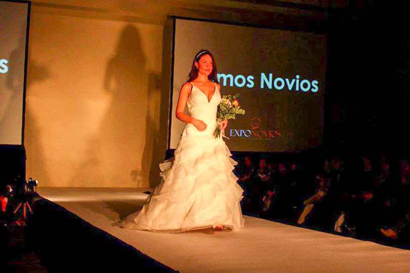 Modelo desfilando un vestido de novia color ivory en la pasarela exponovios temuco 2012